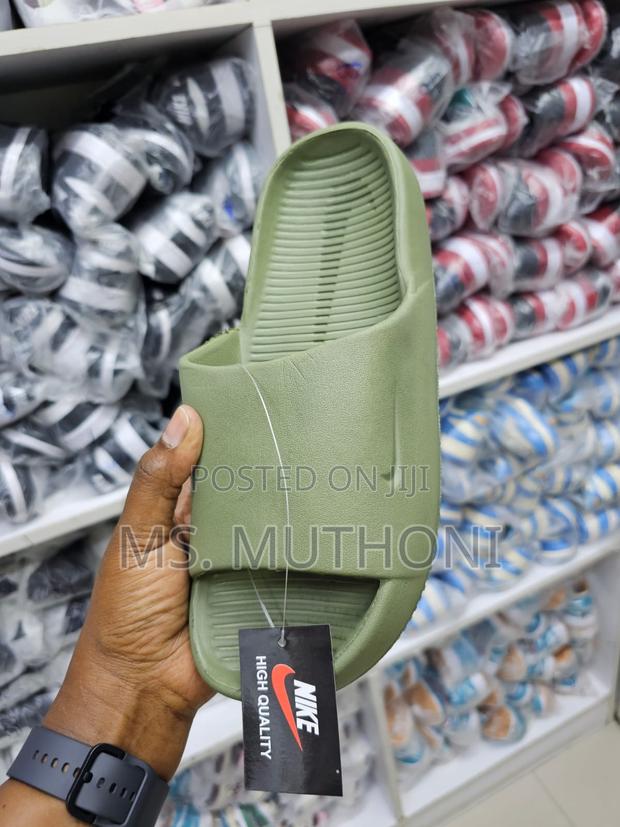 High Quality Rubber Slides Size 40-45 (Nike) - thumbnail 2