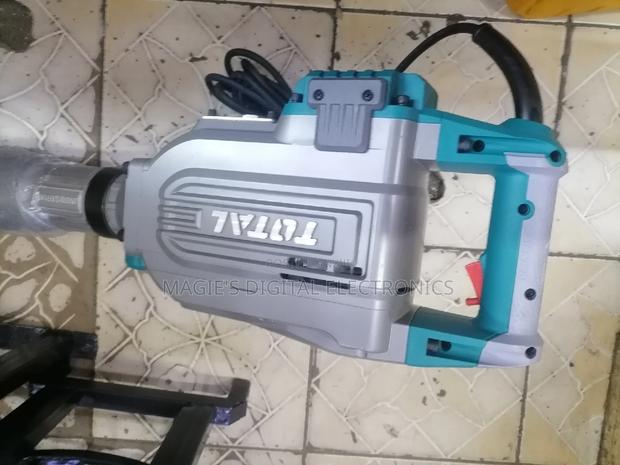 Well Performing 1700w Total Demolition Breaker