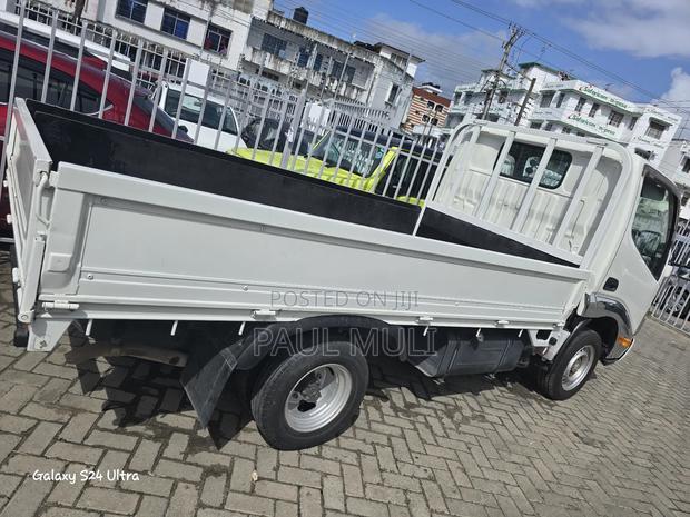 Toyota Dyna 2018 White - thumbnail 2