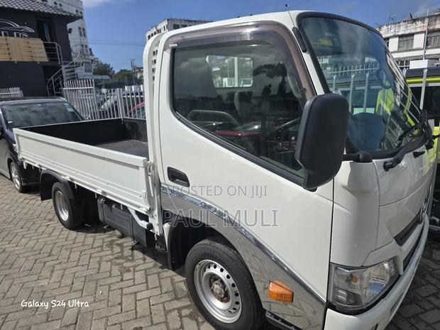 Toyota Dyna 2018 White - thumbnail 4