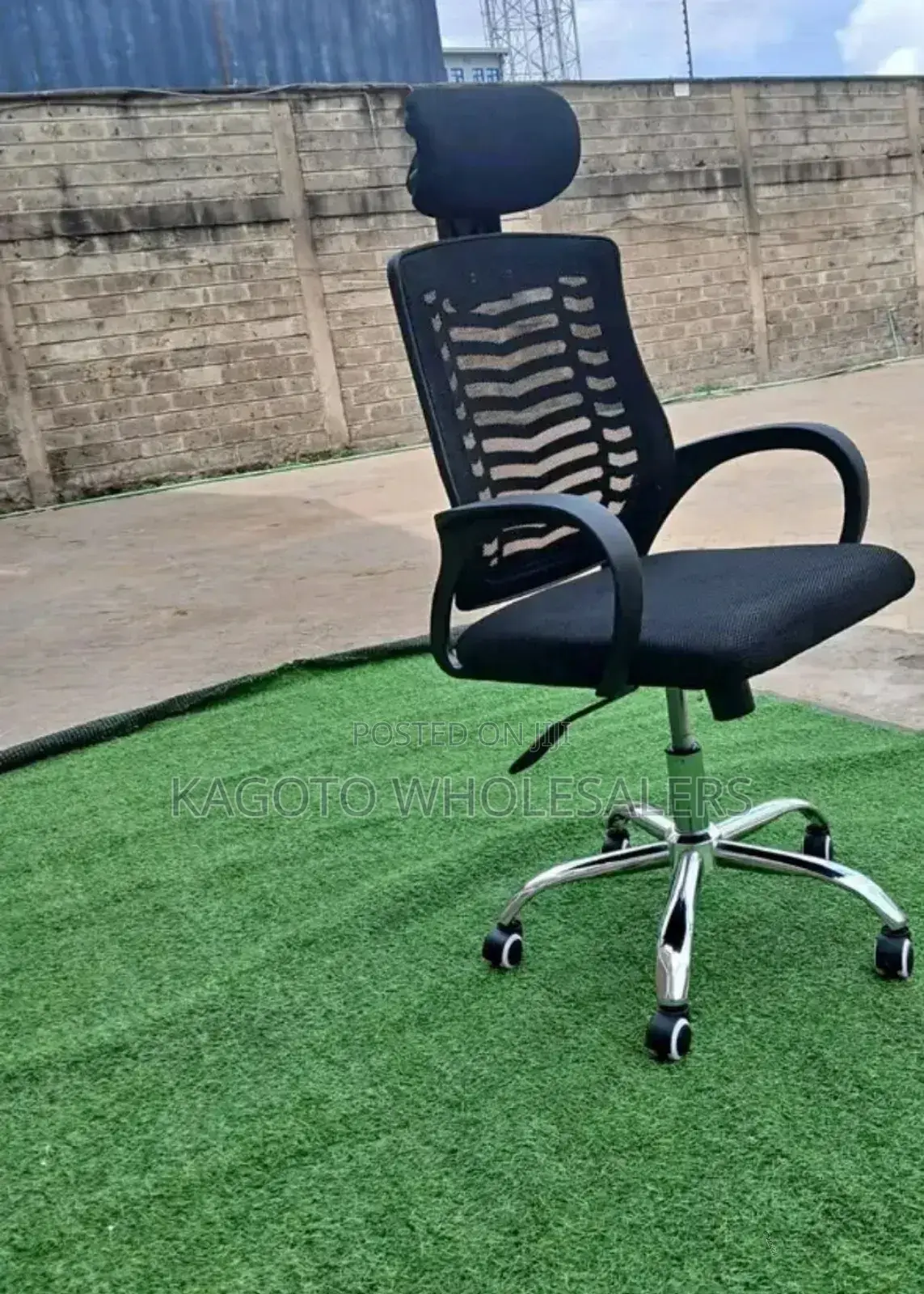 Black Office Chair With a Headrest/Adjustable Chair