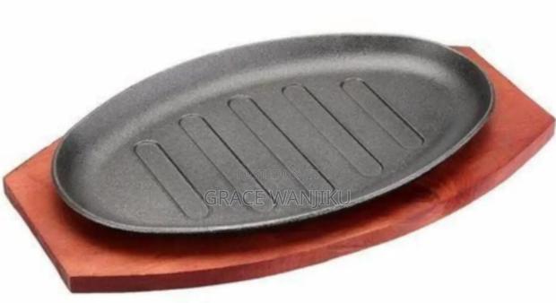 *Cast Iron Hot Sizzling Plate On Wooden Tray