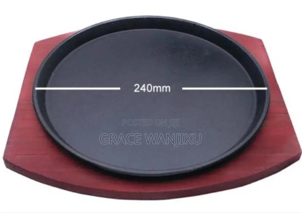 *Cast Iron Hot Sizzling Plate On Wooden Tray