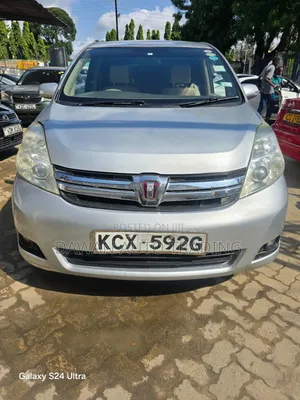 Toyota ISIS 2013 Silver