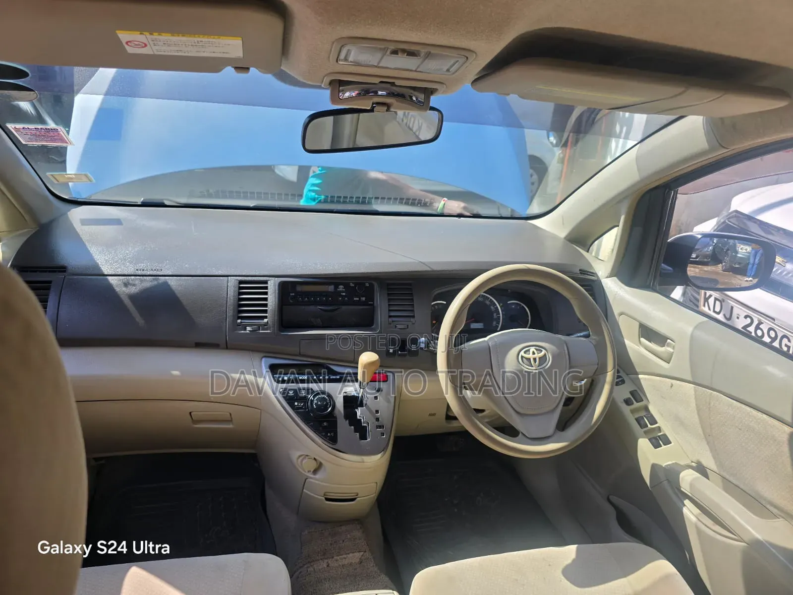 Toyota ISIS 2013 Silver