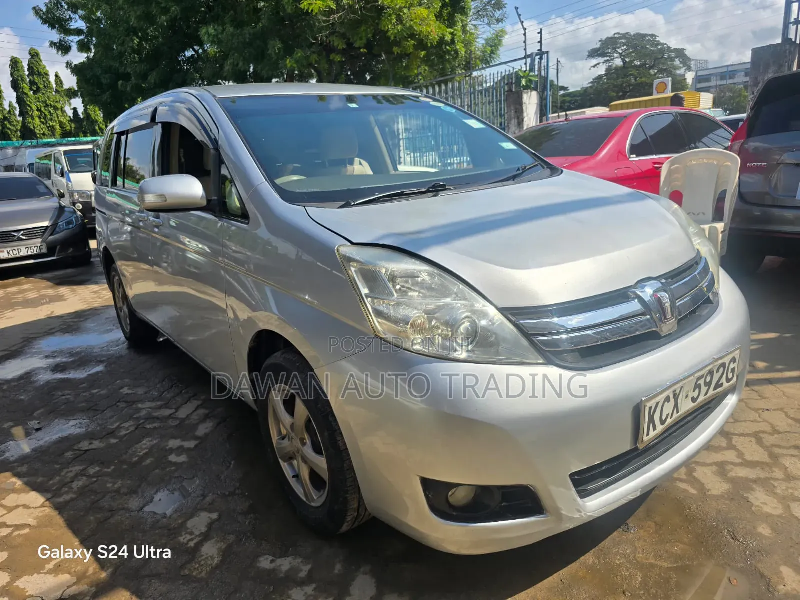 Toyota ISIS 2013 Silver