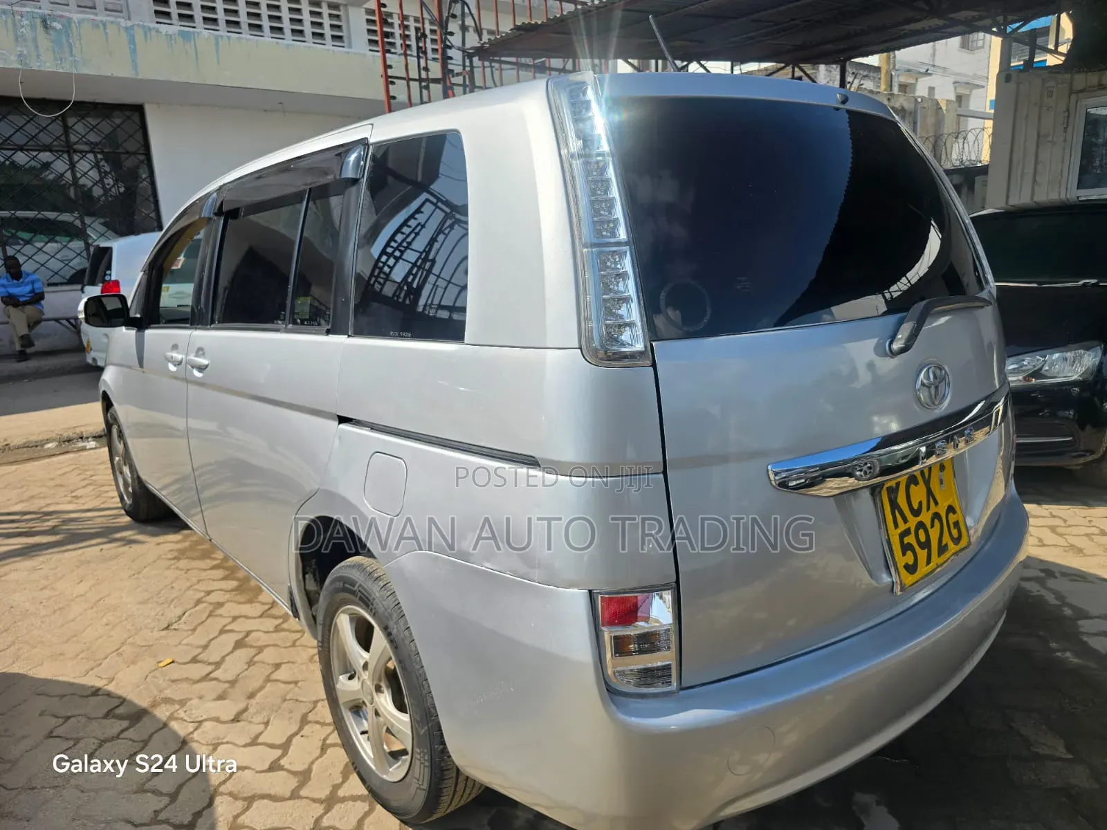 Toyota ISIS 2013 Silver