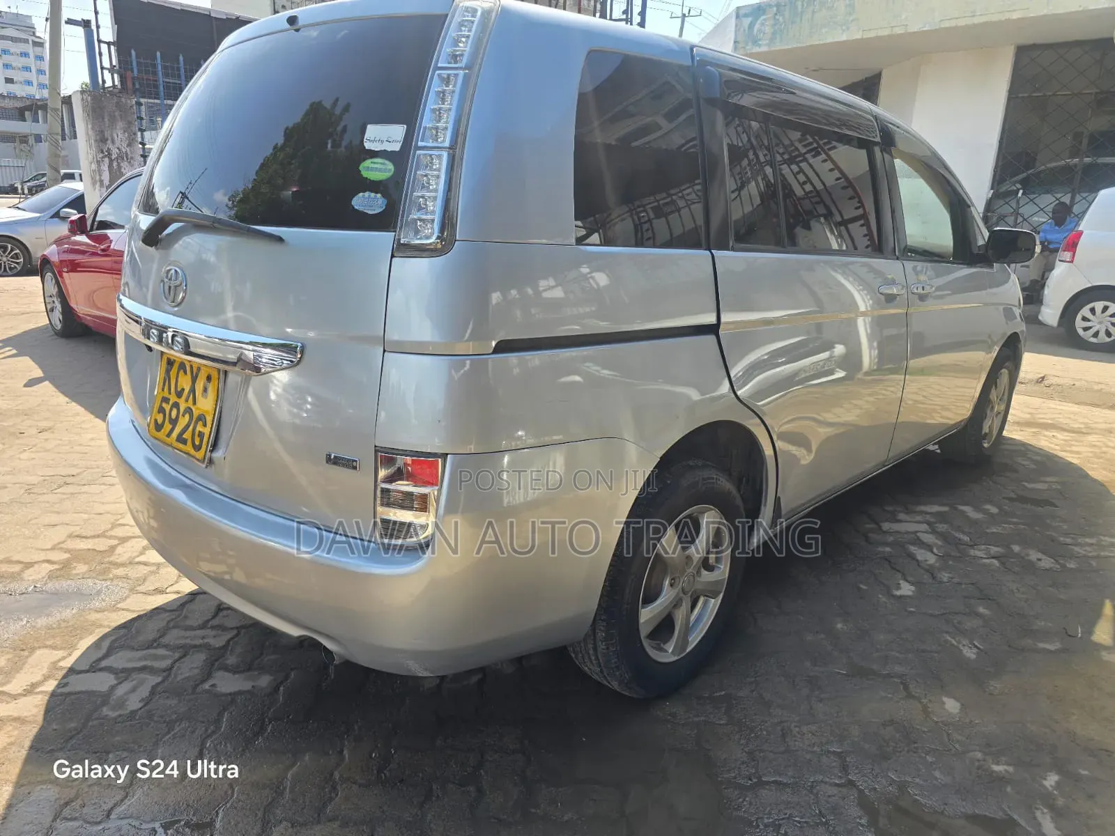 Toyota ISIS 2013 Silver