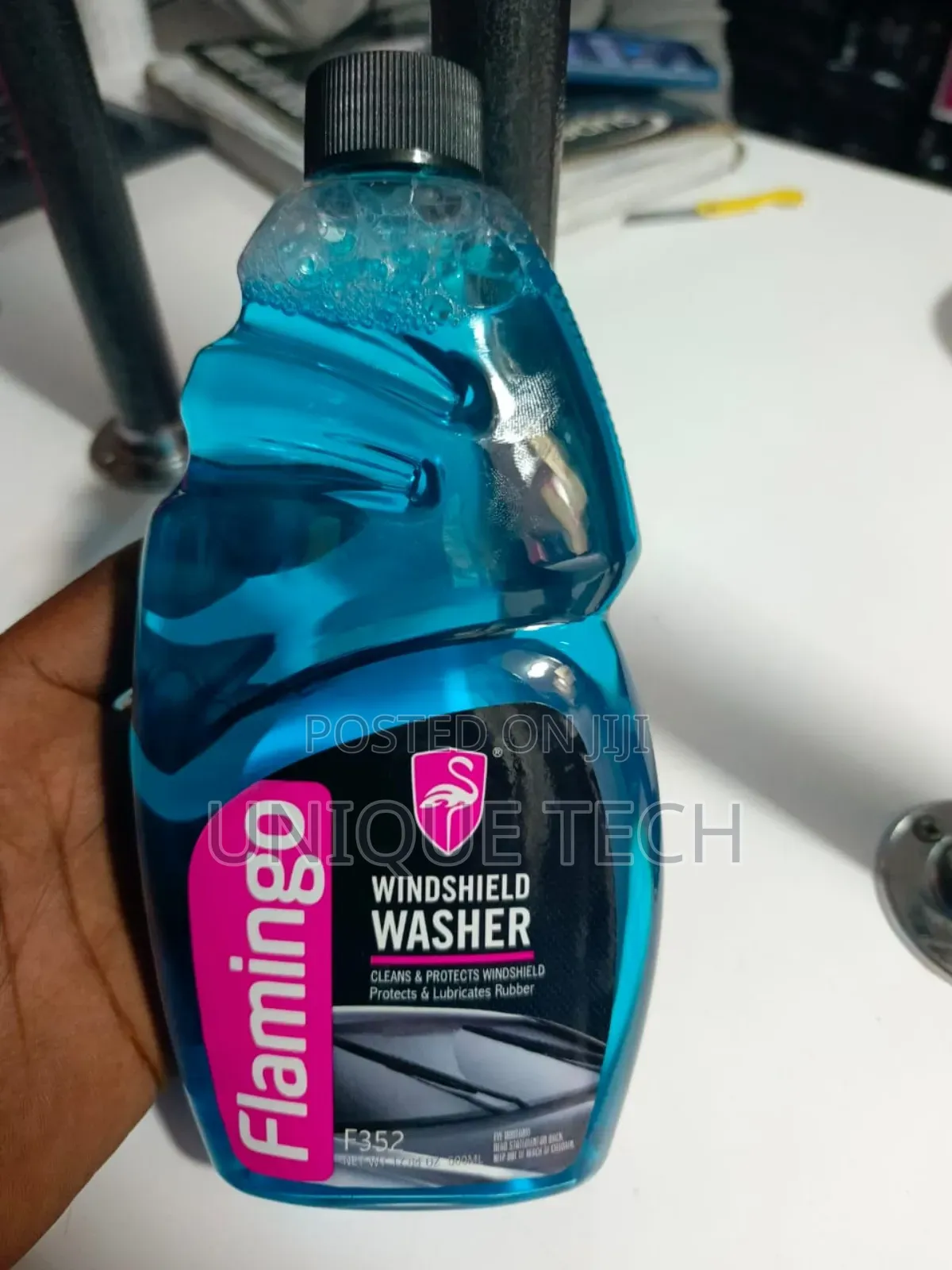 Windshield Washer / Flamingo Windshield Leaner
