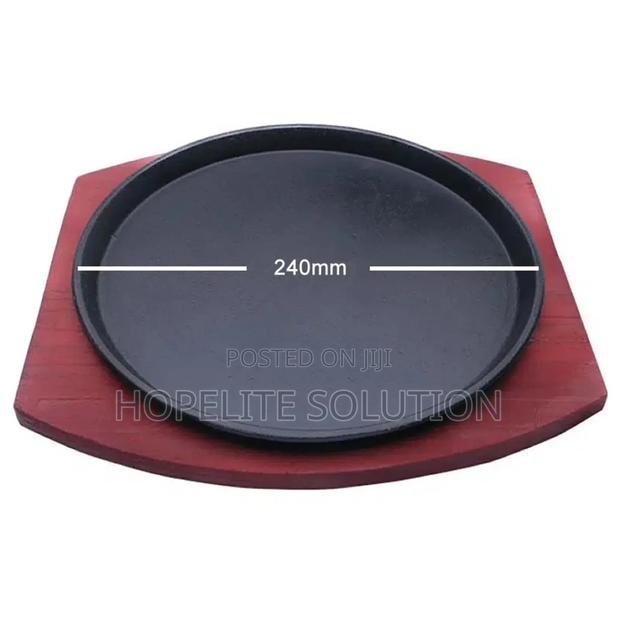 Cast Iron Hot Sizzling Plate on Wooden Tray - thumbnail 2