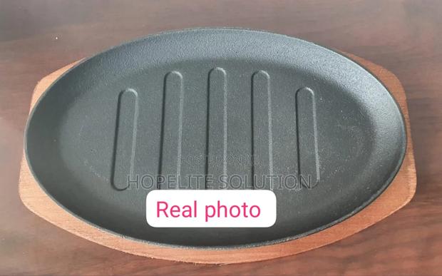 Cast Iron Hot Sizzling Plate on Wooden Tray - thumbnail 3
