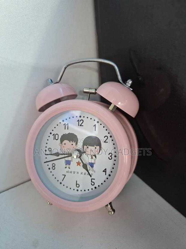 Classic Bedside Alarm Clock – Analog Dial & Loud Ring