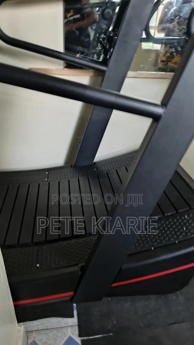 Comercial Non-Motorized Curved Treadmill - thumbnail 4