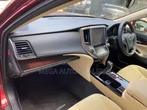 Toyota Crown 2018 Red