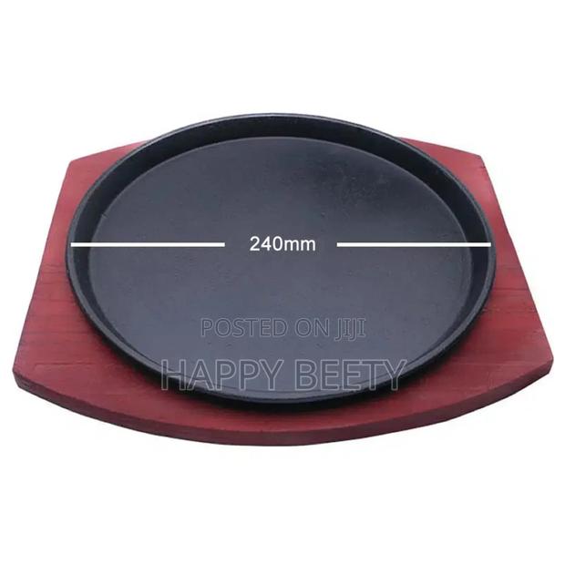 Cast Iron Hot Sizzling Plate on Wooden Tray - thumbnail 2