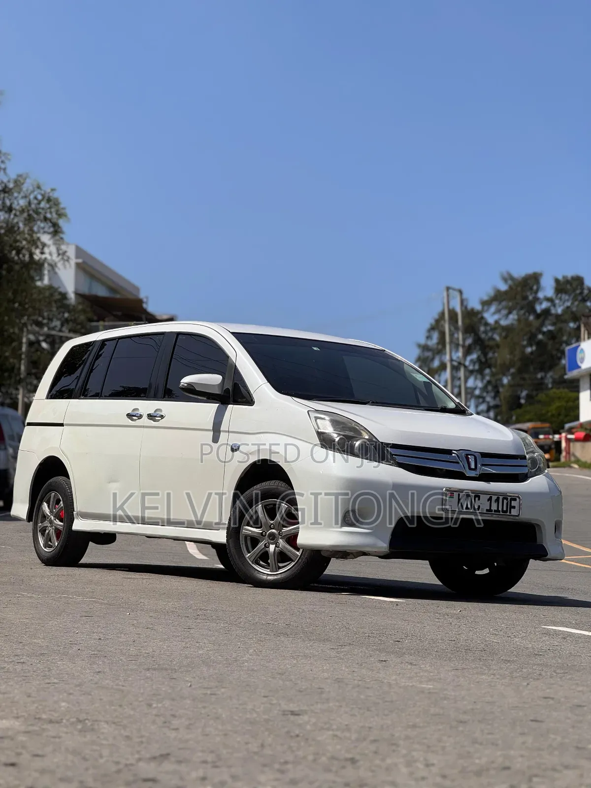 Toyota ISIS 2015 White