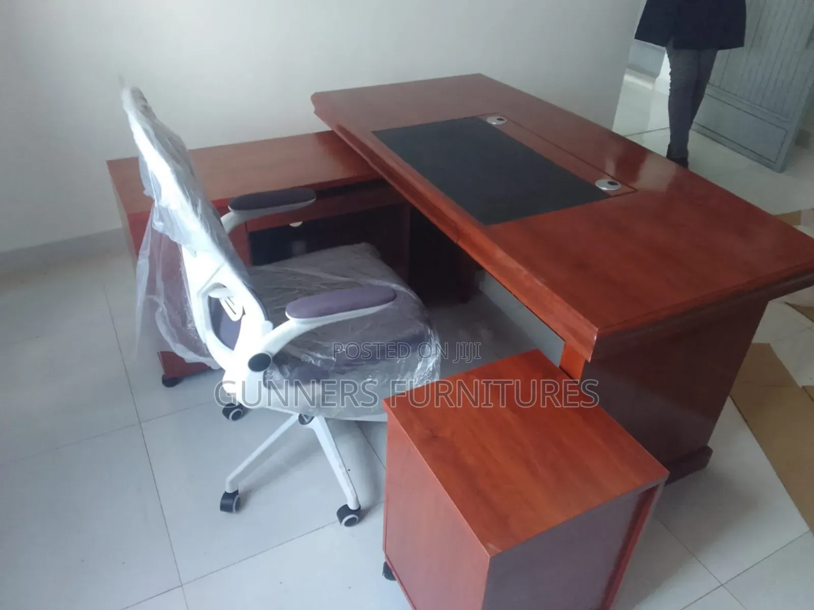 1.6m Mahogany Executive Office Desk