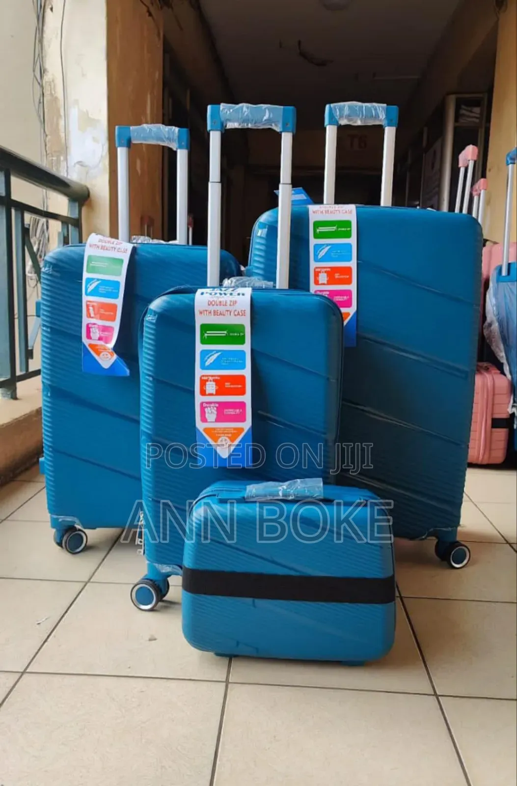 *4 in 1 Luxurious Unbreakable Suitcase*