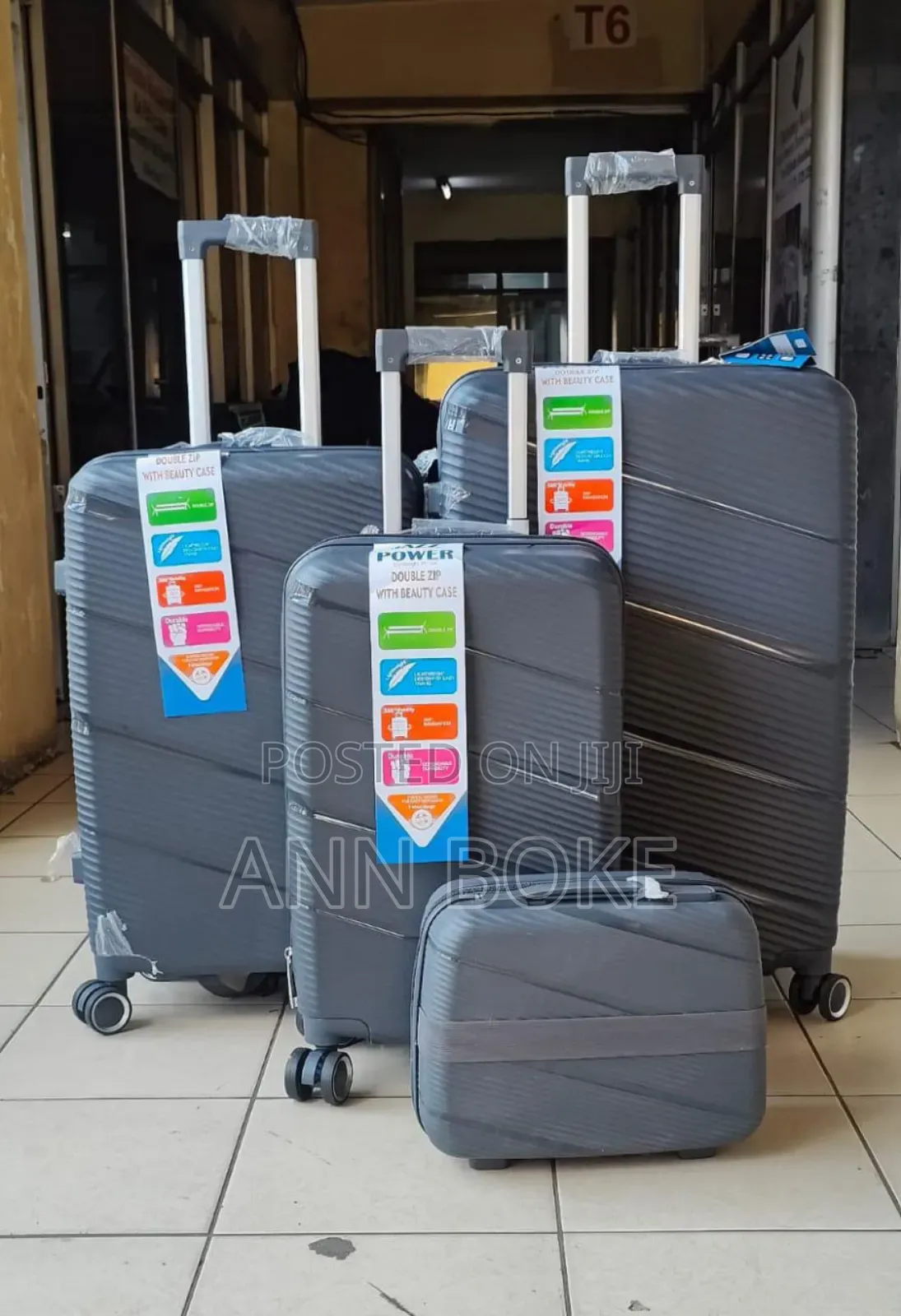 *4 in 1 Luxurious Unbreakable Suitcase*