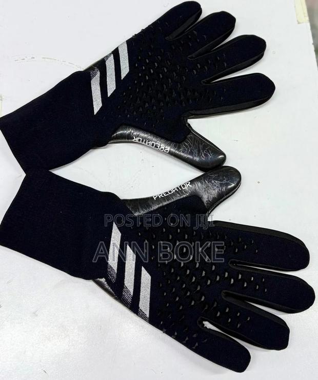 Goalkeeper Gloves  
Available - thumbnail 3