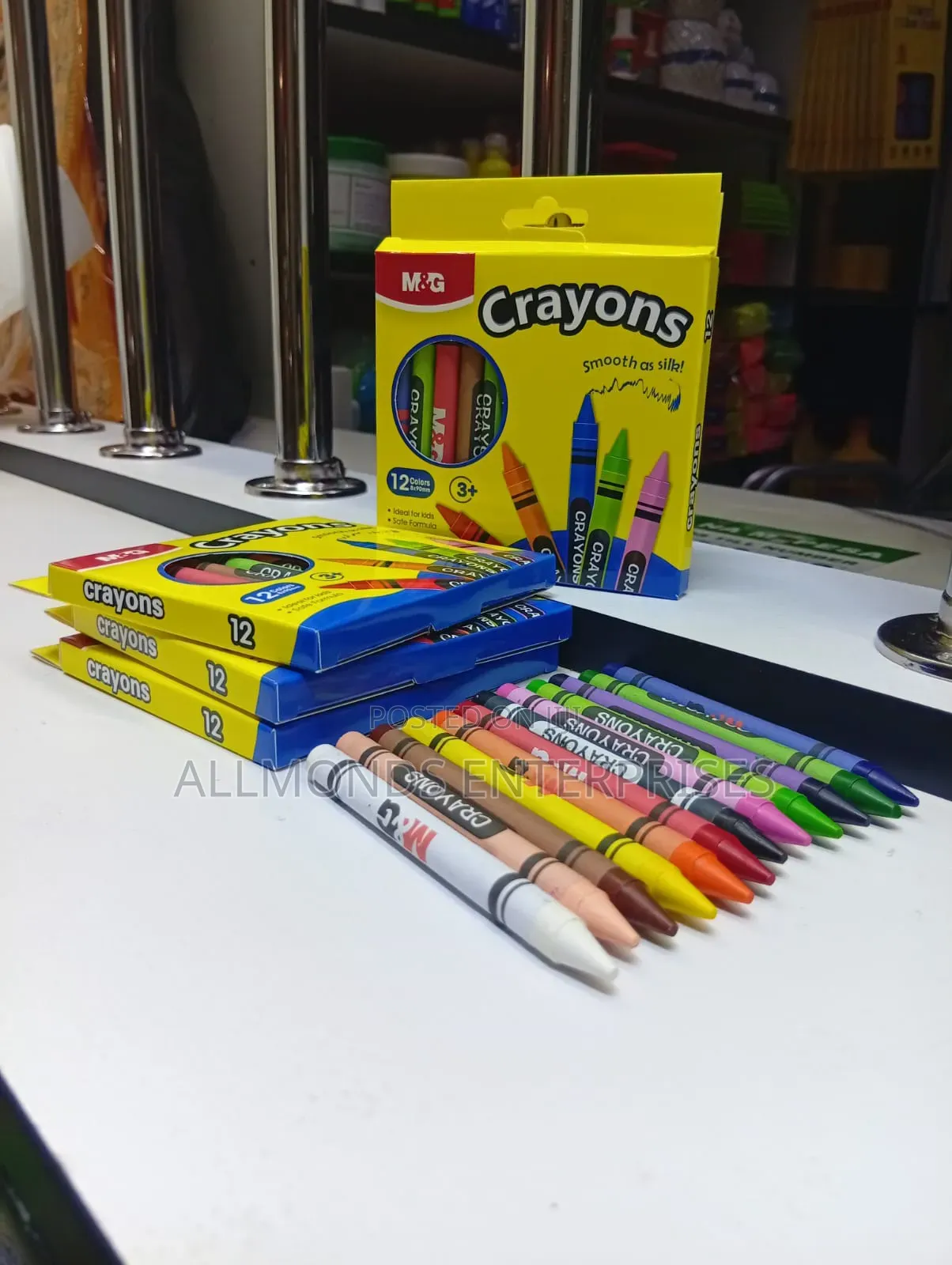 A Packet of 12pcs 12 Colours M G Crayons