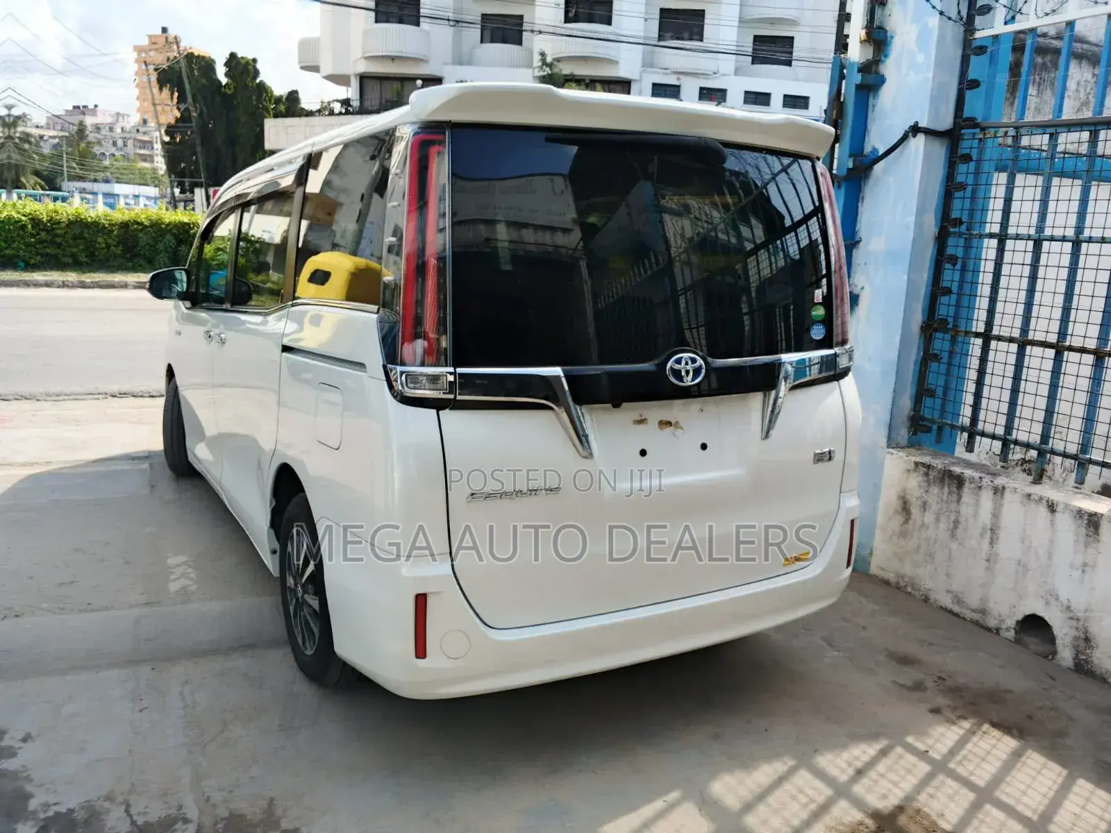 Toyota Esquire 2018 White