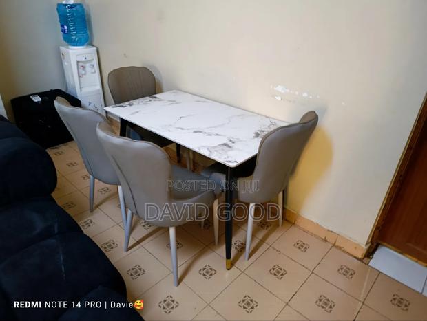 Mable Table and Chairs