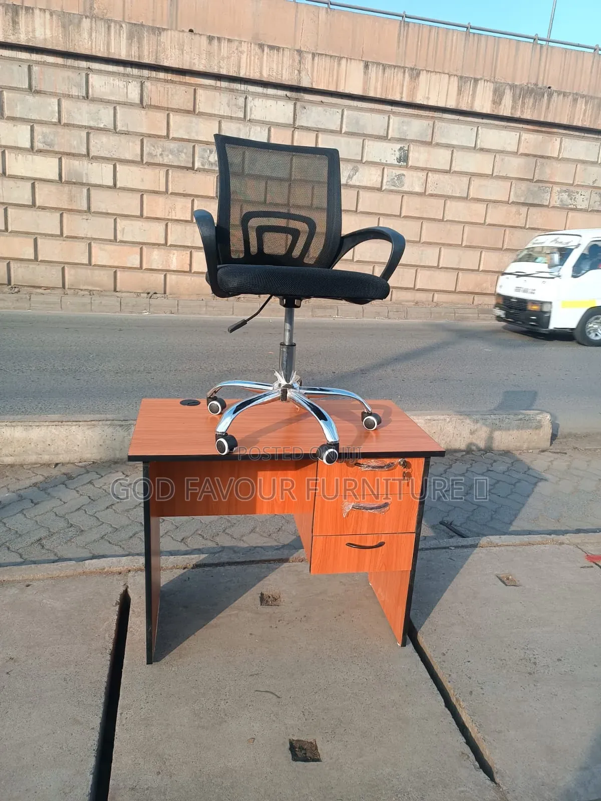 Modern Mesh Office Chair With Lockable Office Desk Htt5