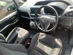 Toyota Esquire 2.0 AWD (7 seater) 2018 White