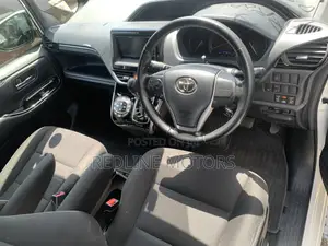 Toyota Esquire 2.0 AWD (7 seater) 2018 White
