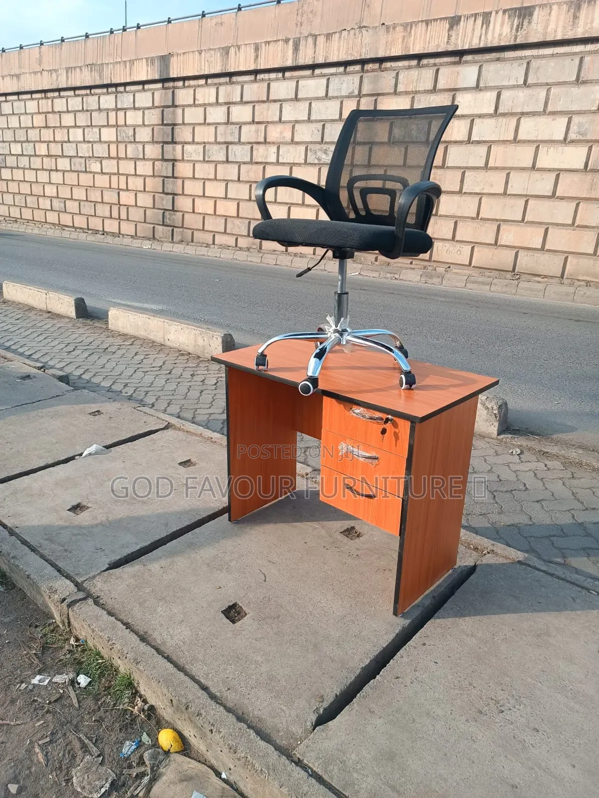 Modern Lockable Office Desk With Mesh Office Chair Gf6t