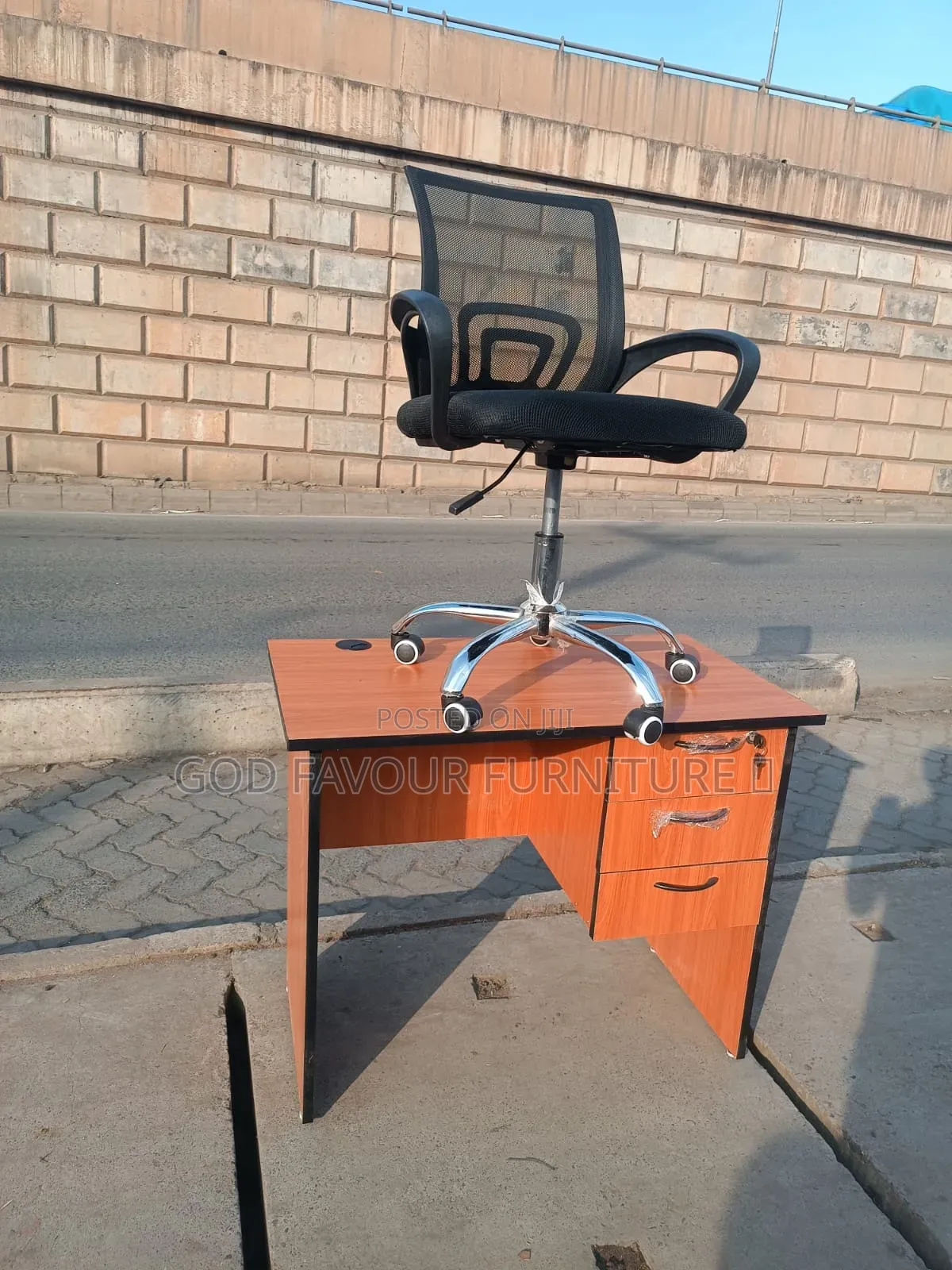 Wooden Lockable Office Desk With Secretarial Mesh Chair Hs2