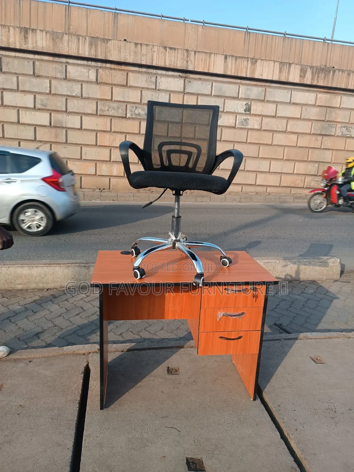 Modern Office Desk With Mesh Swivel Office Chair Black Gv4aq