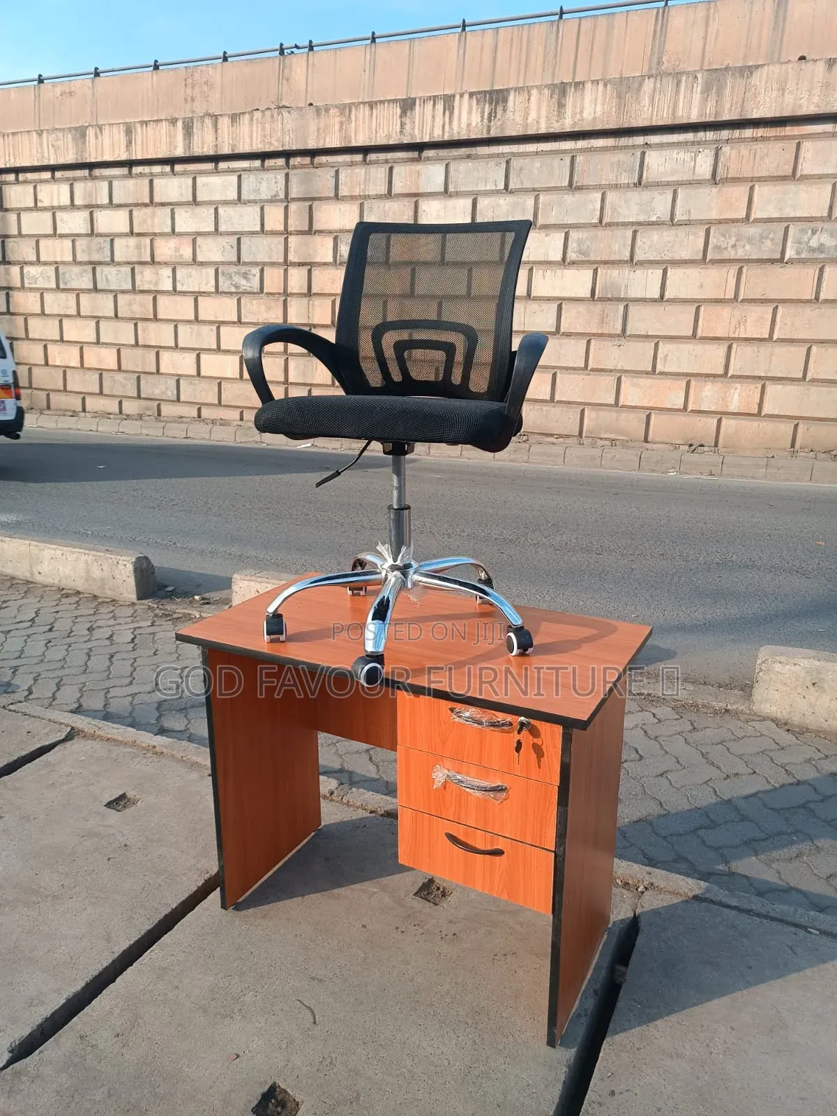 Generic Modern Office Desk With Mesh Office Chair Swivel Qw8