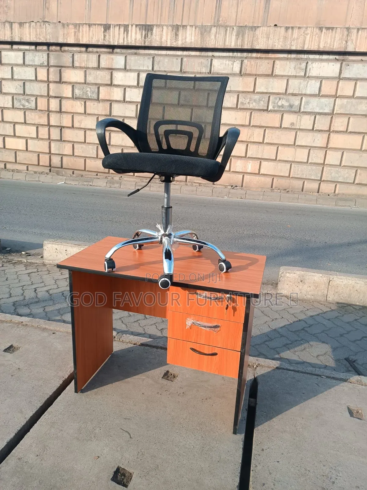 Elegant Wooden Office Desk With Mesh Office Chair Bvf6