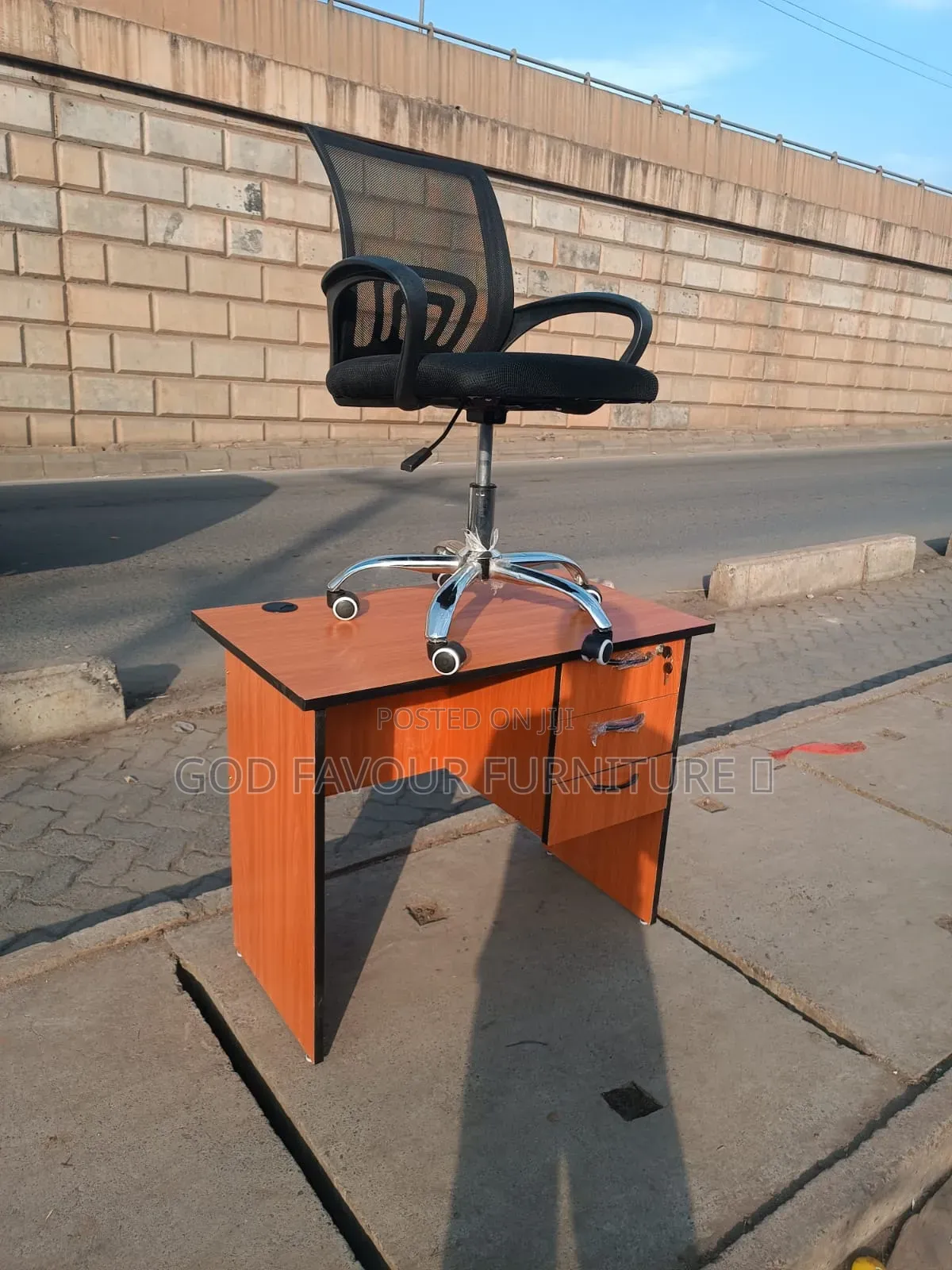 Unique Quality Office Desk With Secretarial Mesh Chair Hc3qk