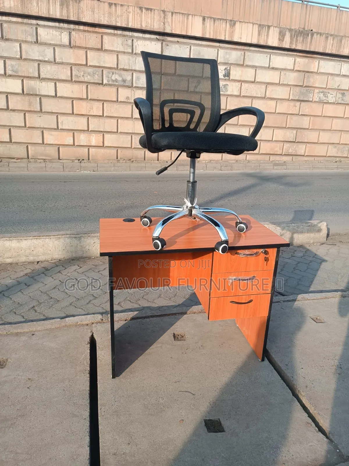 Modern Swivel Mesh Office Chair With Wooden Office Desk Hd3v