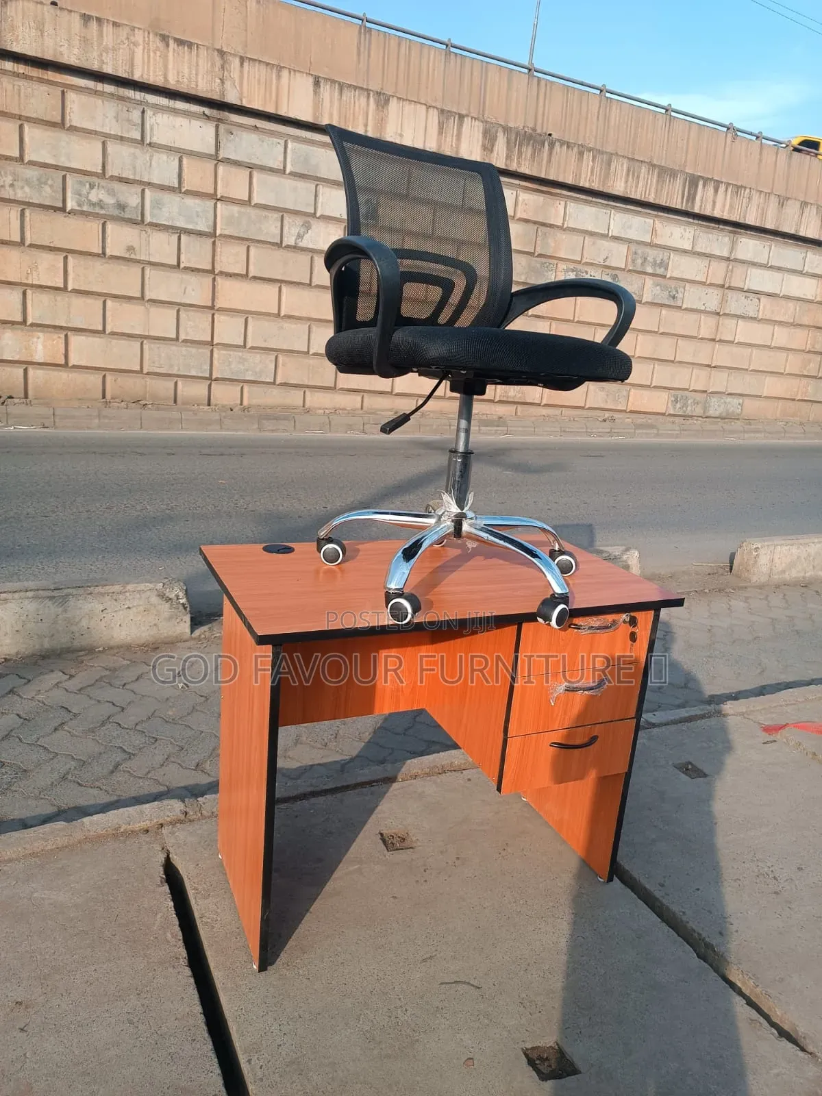 Brand New Mesh Office Chair With Lockable Office Desk Az8jk