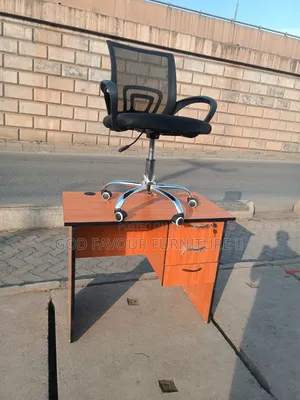 Modern Brown Office Desk With Mesh Swivel Office Chair Gv3qn