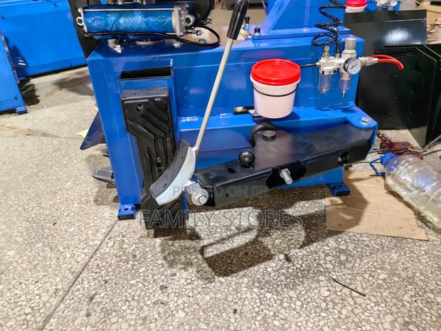 Commercial Vehicle Tyre Changer Machine Electric Powered.