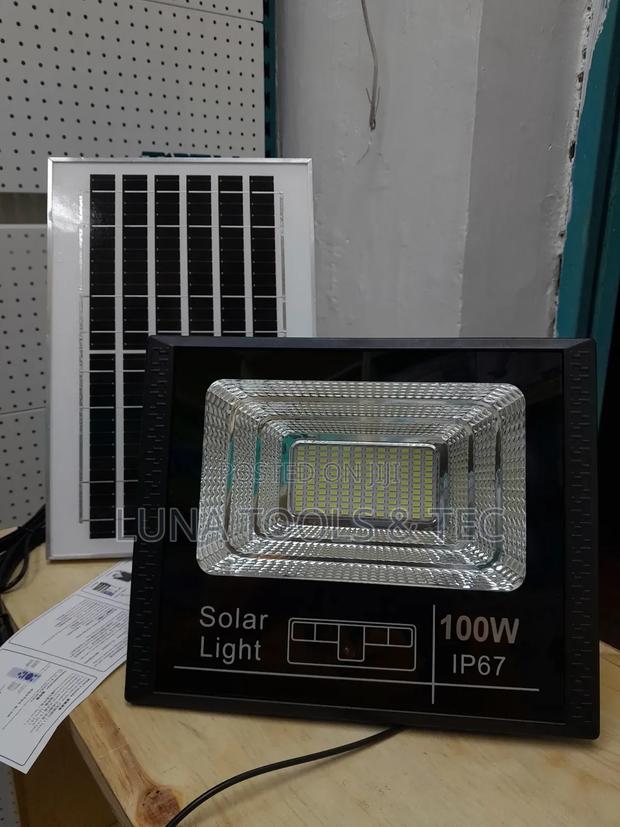 Ip 67 Street Light/Solar Light 100w Comes With Remote