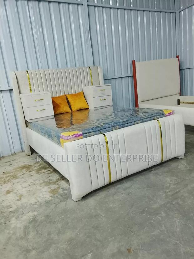 White Chesterfield 5*6 With Mattress - main view