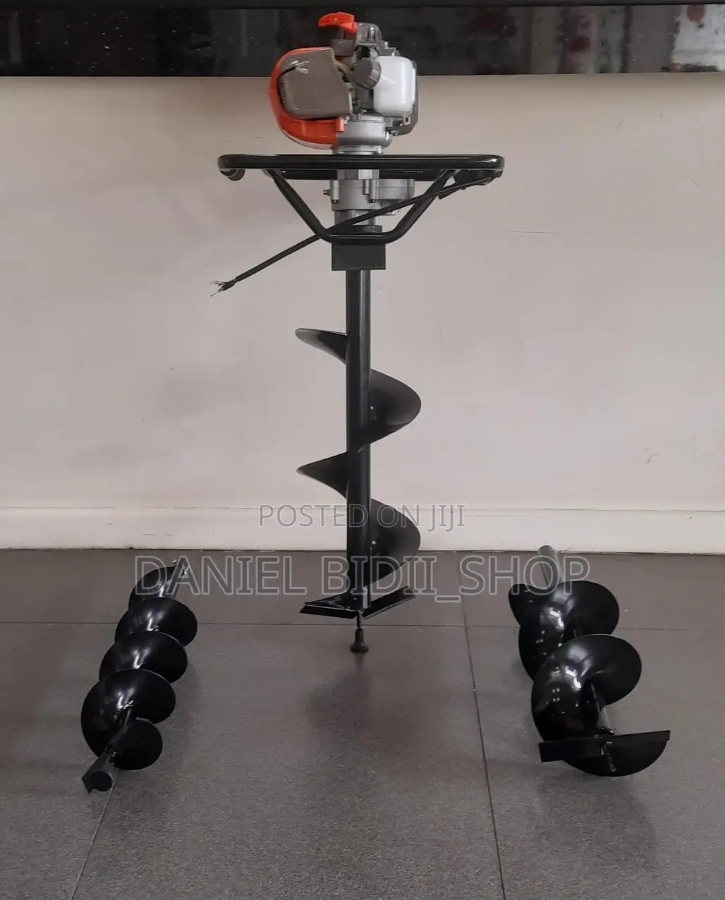 Hawking Earth Auger With 3 Bits

-2 Stroke