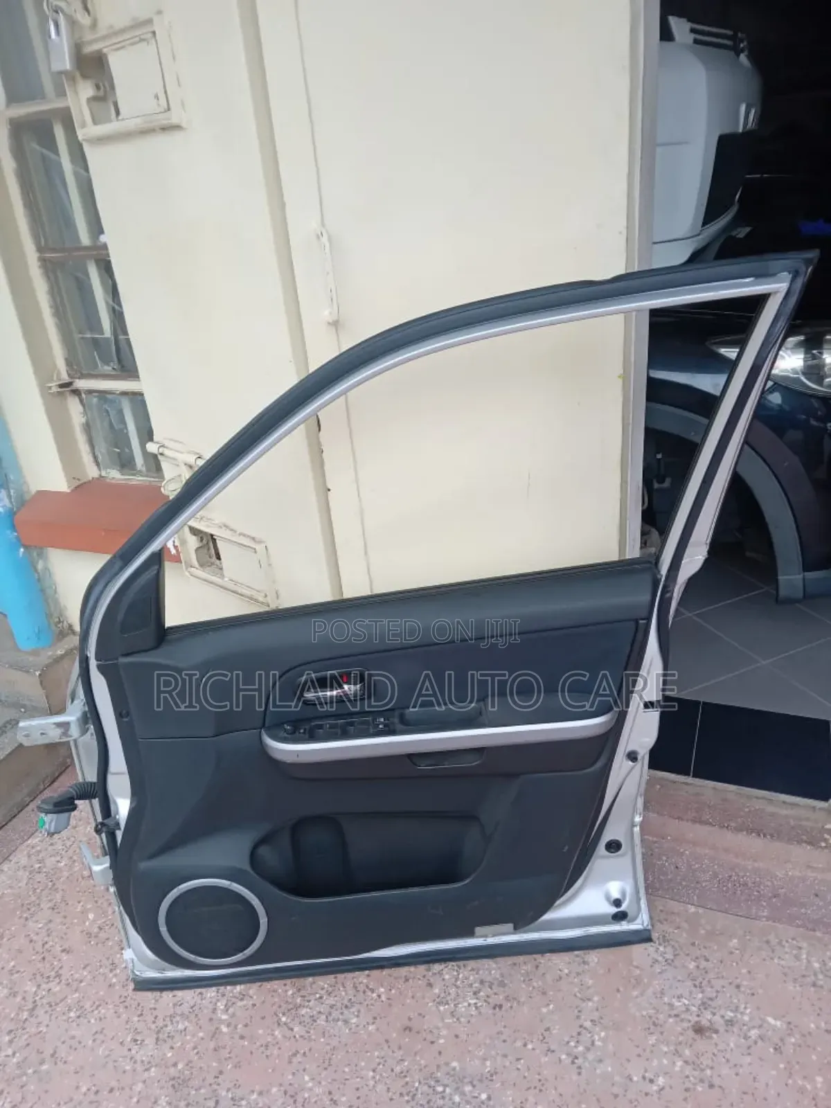 Suzuki Escudo Front Right Door