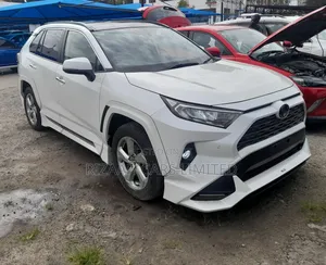 Toyota RAV4 XLE FWD 2019 White