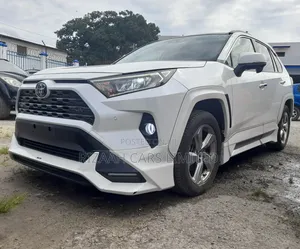 Toyota RAV4 XLE FWD 2019 White