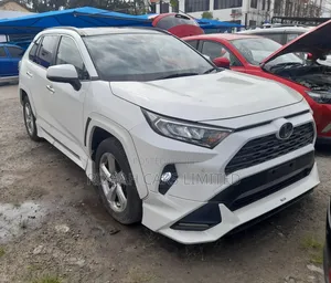 Toyota RAV4 XLE FWD 2019 White