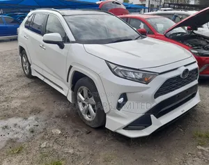 Toyota RAV4 XLE FWD 2019 White