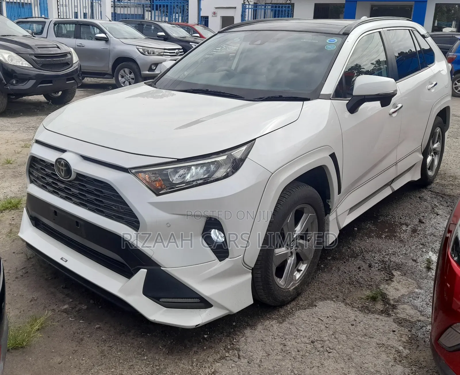 Toyota RAV4 XLE FWD 2019 White