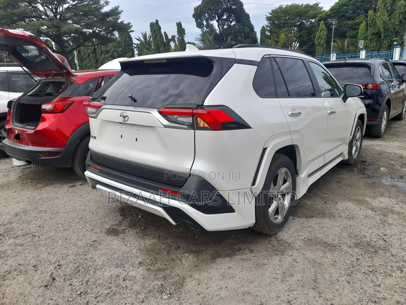 Toyota RAV4 XLE FWD 2019 White